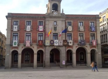 Reposteros en el Ayuntamiento de Zamora. Semana Santa 2021.