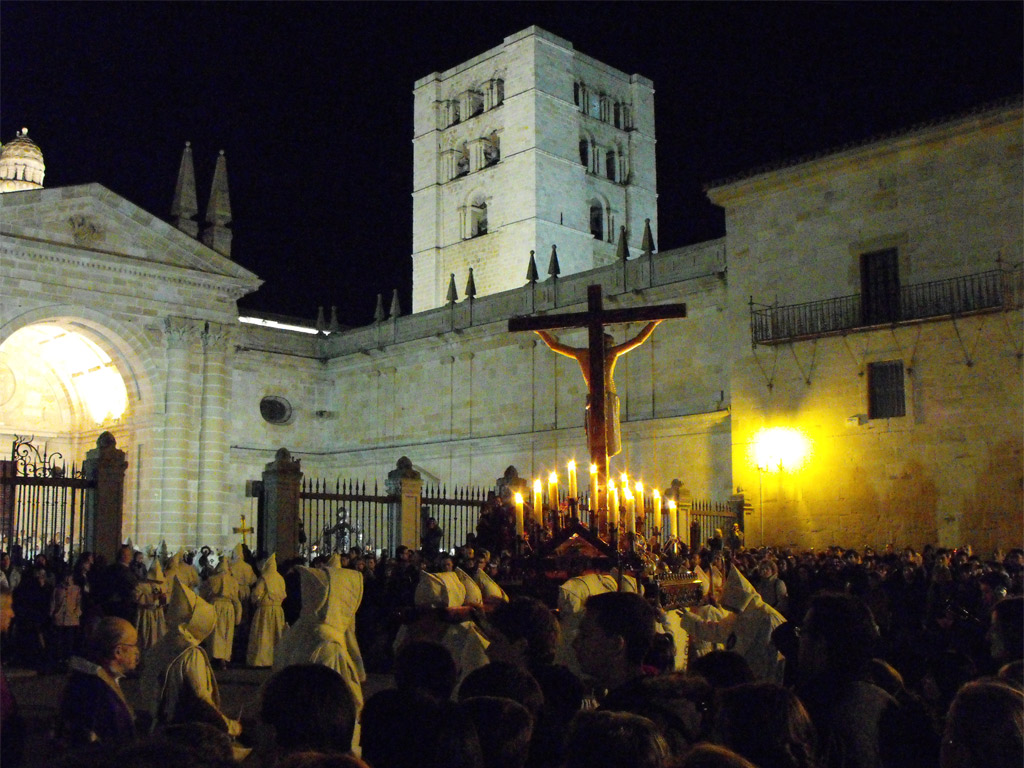 Santísimo Cristo del Espíritu Santo en la Plaza de la Catedral de Zamora. Viernes de Dolores.