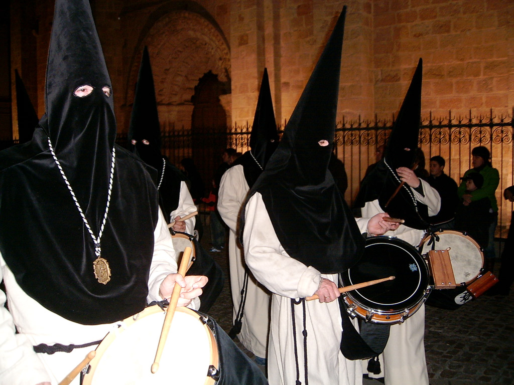 Cofrades de la Real Cofradía de Nuestra Madre de las Angustias. Noche del Viernes Santo en Zamora.