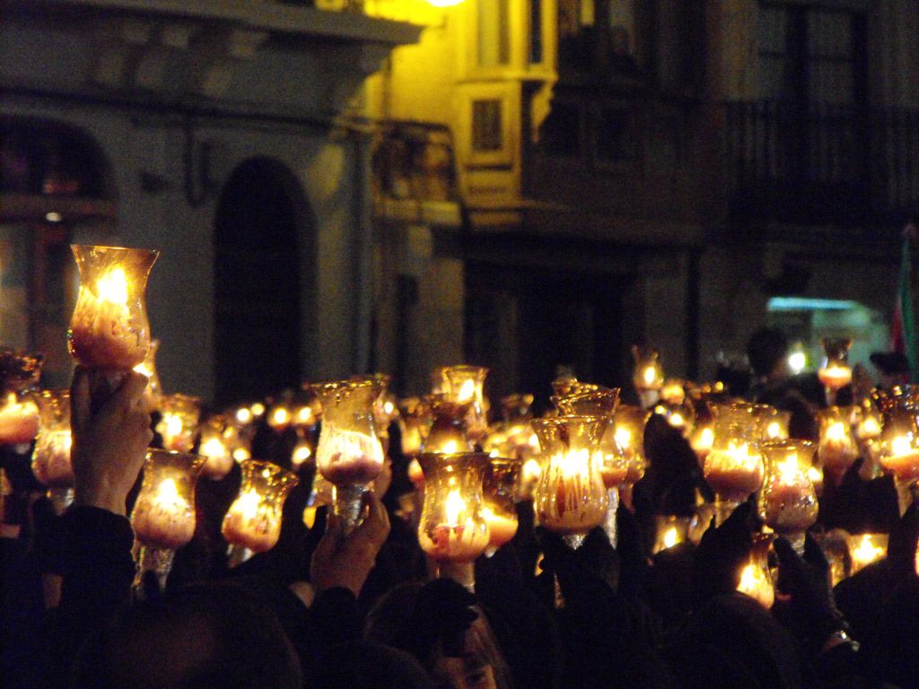 Tulipas de las hermanas que acompañan a la Virgen de la Soledad en la tarde noche del Sábado Santo en Zamora.