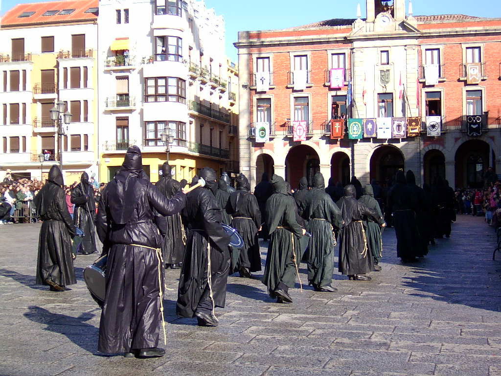 Banda de la Tambores y Cornetas de la Cofradía de Jesús Nazareno (Vulgo Congregación) a su entrada en la Plaza Mayor de Zamora en la mañana del Viernes Santo.