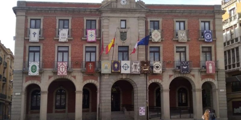 Reposteros en el Ayuntamiento de Zamora. Semana Santa 2021.