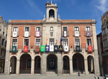 Los nuevos Reposteros de las Cofradías y Hermandades zamoranas ya engalanan los balcones del Ayuntamiento de la capital