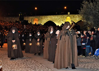 Hermanos de Hermandad Penitencial del Santísimo Cristo del Amparo ataviados con sus tracionales Capas Pardas. Miércoles Santo.